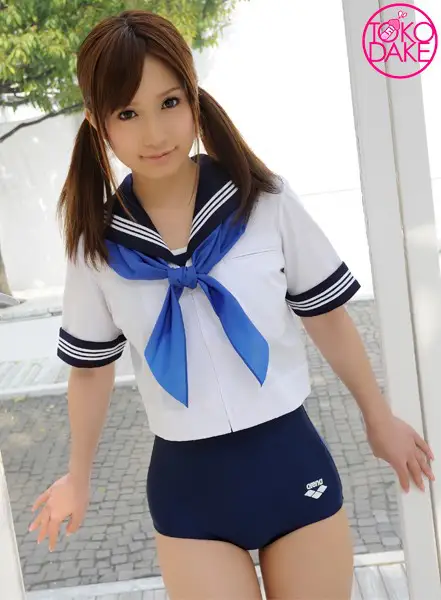 【お得】スク水美少女のWフェラ抜き。2本のチ○ポ登場、手コキと口で大きくして、初めての2本同時舐め。フェラ中に別のチ○ポで乳首弄られたり、おっぱい揉まれながらフェラ。1本目を顔射＆お掃除フェラ、2本目を再び勃起させてフェラ。顔射＆お掃除フェラ。 小島みなみのトップ画像